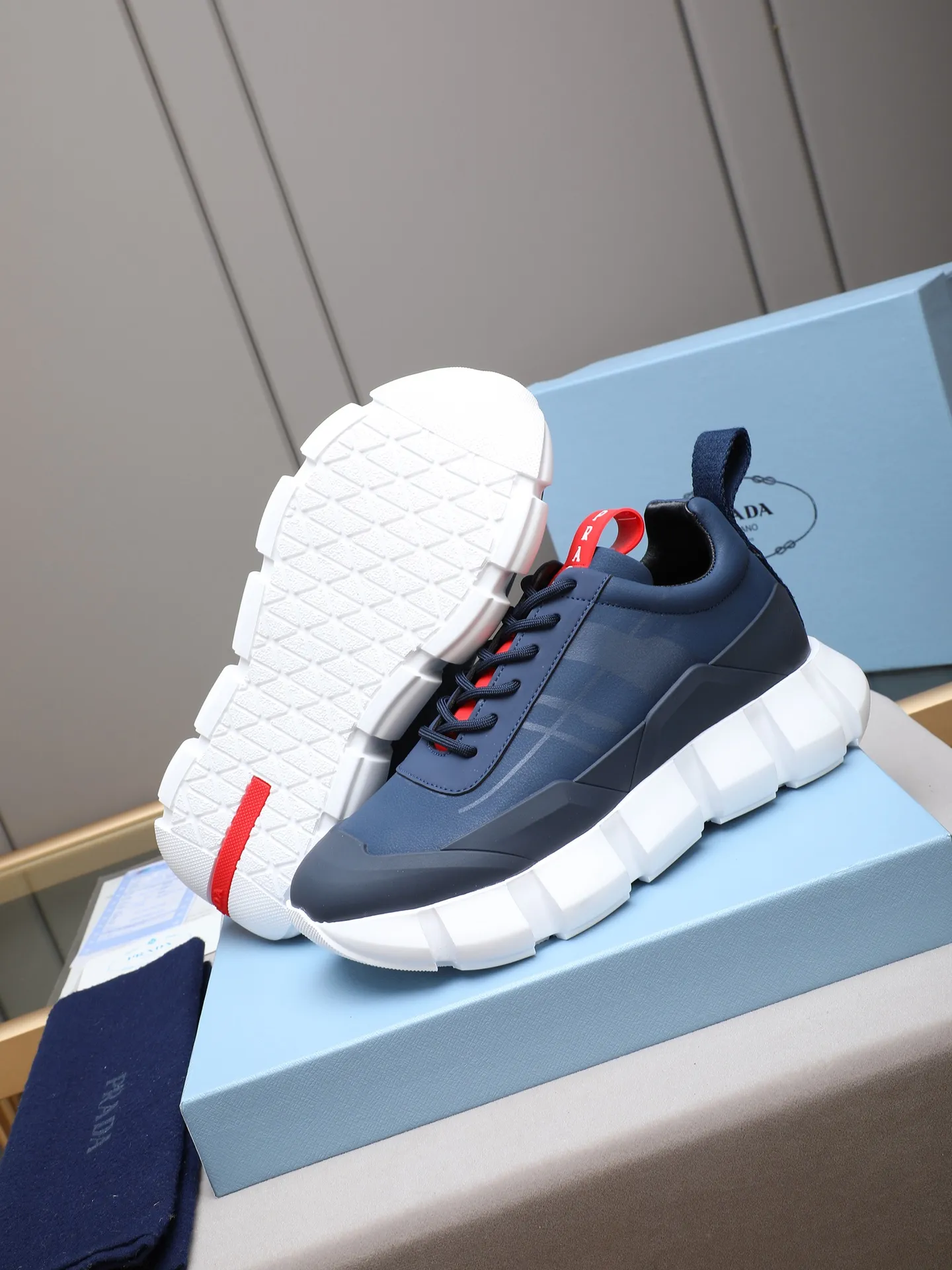 Men's shoes 💰500 PRADA/Prada men's lace-up casual sports shoes, the upper is made of imported first-layer calfskin, soft, comfortable and breathable ➕ washed sheepskin! The tongue is decorated with the PRADA brand letter logo. The rubber thick sole echoes the red label tongue. The style is fashionable and elegant. The details are carefully crafted. A casual sports shoe with a super western style and excellent breathability!  Size: 38-44 (45 46 customized)